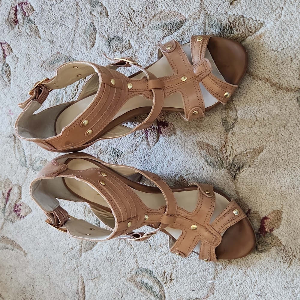🎊HP🎊 Denver Hayes Wedge Style Heels Tan 7